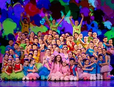 Мэр города Олег Имамеев поздравил благовещенский ансамбль "Ровесники" с 57-летием