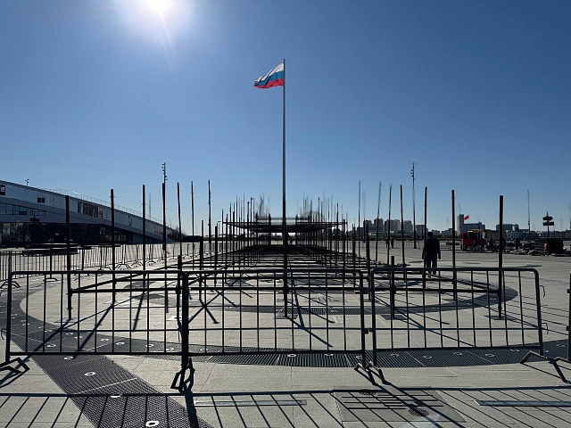 На площади Ленина начался монтаж нового для города зимнего аттракциона — тюбинговой горки 