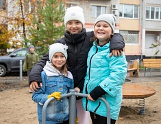 Жители еще двух благовещенских дворов получили современные игровые площадки