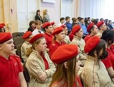 В одной из школ Благовещенска установили первые парты Героев