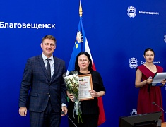 В Благовещенске работников торговли отметили Почетными грамотами