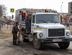 Мэр Благовещенска Олег Имамеев вместе с фан-клубом города очистил еще одну городскую территорию