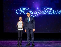 Мэр Благовещенска Олег Имамеев вручил премию одарённым детям по итогам 2022 года