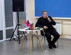 Московский писатель презентовал в Благовещенске книги про СВО