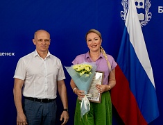 Представителей сферы торговли чествовали в Благовещенске