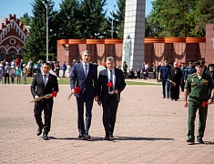 Цветы в память о подвиге советских солдат возложили в Благовещенске