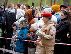 Реконструкцию боя Великой Отечественной войны показали гостям Городского парка в День Победы