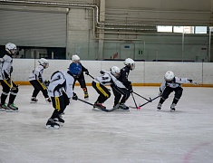 В Благовещенске впервые проходят отборочные игры турнира по русскому хоккею на призы патриарха Московского и всея Руси