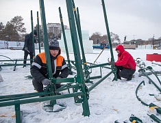 В Благовещенске приступили к монтажу главной новогодней ели