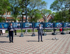 Мэр Благовещенска в День России вручил паспорта 13 юным благовещенцам