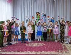 Ко Дню защитника Отечества в благовещенском детском саду подготовили выставку и спектакль для пап