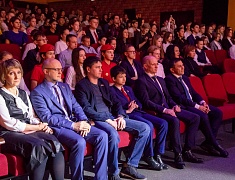 Мэр Благовещенска Олег Имамеев вручил премию одарённым детям по итогам 2022 года