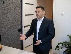 Мэр Олег Имамеев вручил юбилейную медаль "блокаднику" Валерию Великоборцу