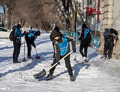 Благовещенские студенты почистили тротуары возле медучреждений