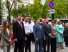 В Купеческом сквере в Благовещенске торжественно открыли новую скульптуру «Торговец с верблюдом»