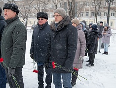В День Героев России мэр Олег Имамеев и городские депутаты возложили цветы к памятнику Юрию Кузнецова