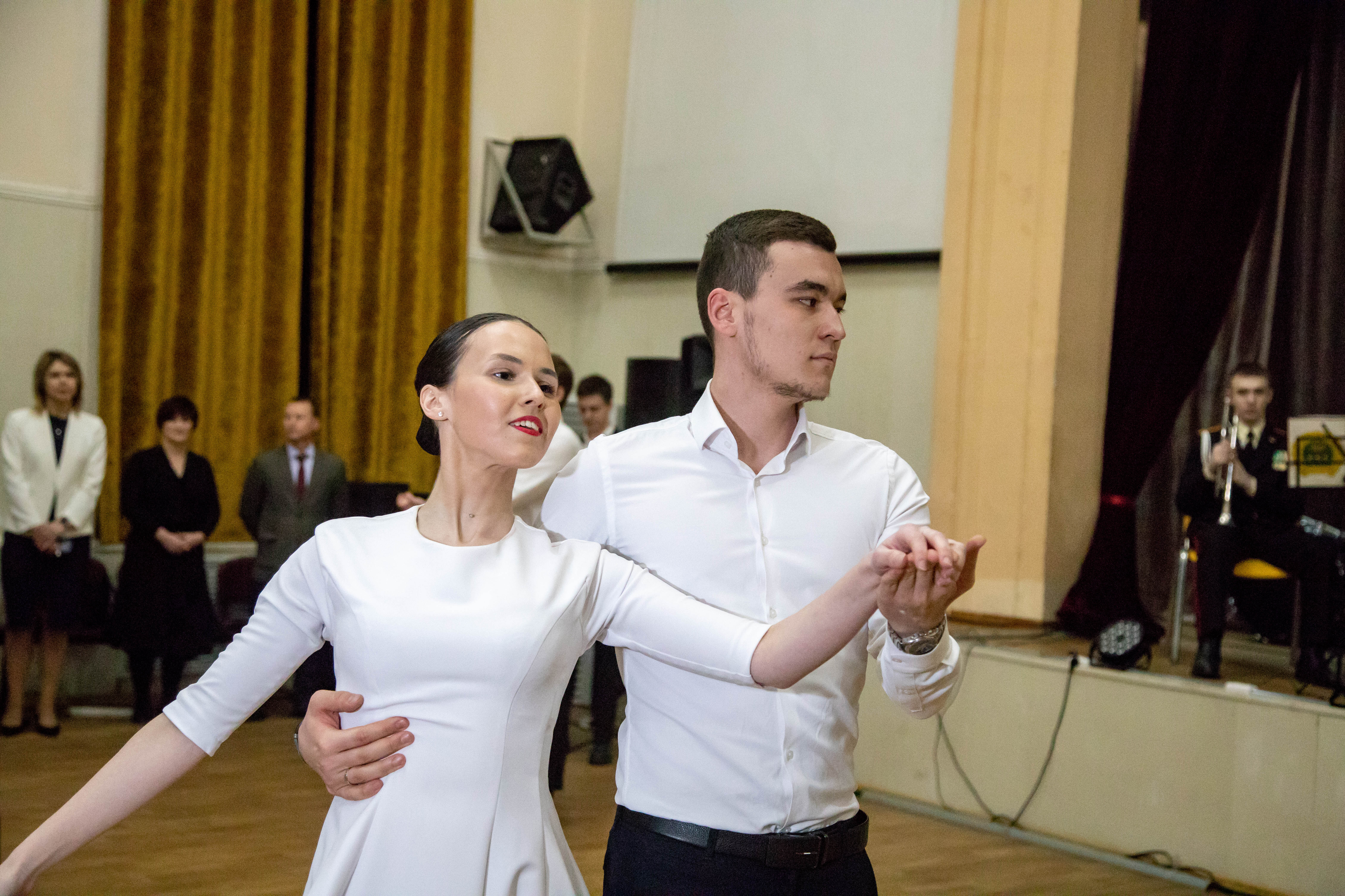 В Благовещенске в танце закружились более сотни студентов