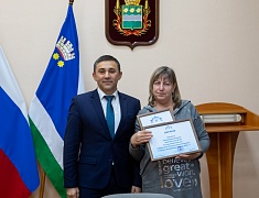 Мэр Благовещенска Олег Имамеев наградил победителей конкурса "Город в праздничном наряде"