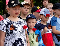 В День памяти и скорби благовещенцы возложили цветы к памятнику воинам-амурцам