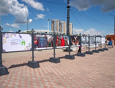 На набережной Амура в Благовещенске открыли фотовыставку ТАСС в честь юбилея города