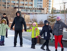 Театрализованная игровая программа для всей семьи "Рождество по-русски" прошла на центральной площади Благовещенска
