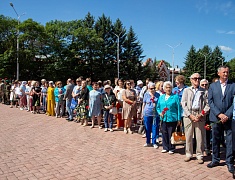 Цветы в память о подвиге советских солдат возложили в Благовещенске