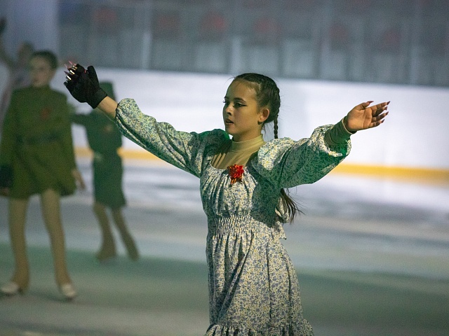Юные благовещенские фигуристы представили программу «Помним сердцем», посвященную Дню Победы