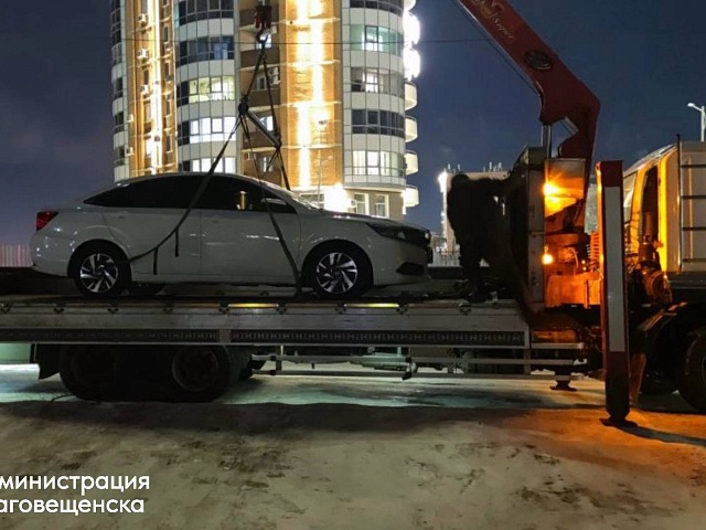 Автомобили, брошенные на общественной парковке эвакуировали