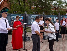 Олег Имамеев вручил благовещенским школьникам первые паспорта