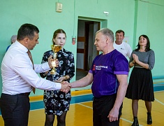 Мэр Благовещенска Олег Имамеев вручил награду "Наставник месяца"