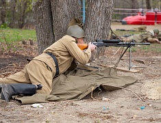 Реконструкцию боя Великой Отечественной войны показали гостям Городского парка в День Победы