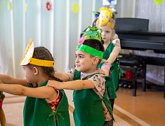 В благовещенском детском саду №67 спортивный флешмоб объединил родителей, детей и педагогов