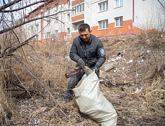 Мэр Благовещенска Олег Имамеев вместе с фан-клубом города очистил еще одну городскую территорию