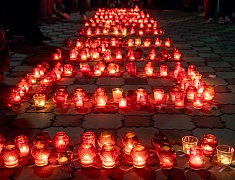 Более 400 благовещенцев на набережной Амура зажгли свечи в память о жертвах всех терактов 