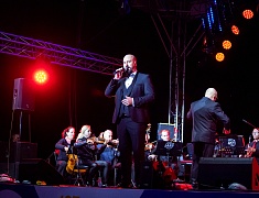 С днём рождения Благовещенск поздравили солист музыкального театра «Геликон-опера» Дмитрий Янковский и оркестр «АмурДжазБэнд»