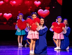 В Благовещенске с 90-летием поздравили Центр эстетического воспитания детей им. В. В. Белоглазова