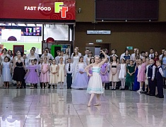 Больше 400 благовещенцев закружил кадетский бал