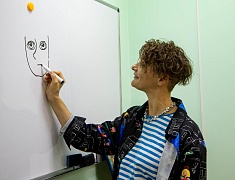 В Амурском медколледже прошел мастер-класс по рисованию для участников проекта «Целебная магия цвета»