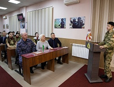 Мэр Благовещенска Олег Имамеев вручил кубок наставника месяца Виктору Ныркову