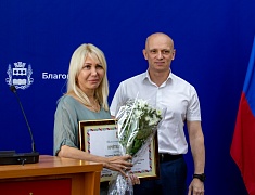 В Благовещенске работников торговли отметили Почетными грамотами