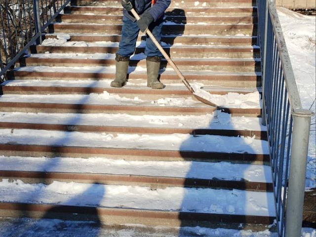 ГСТК очищает дороги в две смены