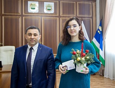 Мэр Олег Имамеев наградил благовещенок, спасших несколько человеческих жизней