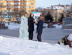 Фигуры изо льда украсили площадь возле Общественно-культурного центра в Благовещенске