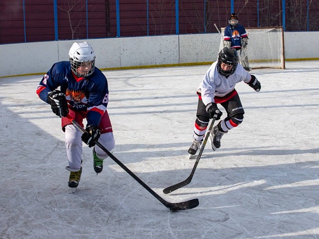 Команды разных возрастов объединил чемпионат по дворовому хоккею в Благовещенске