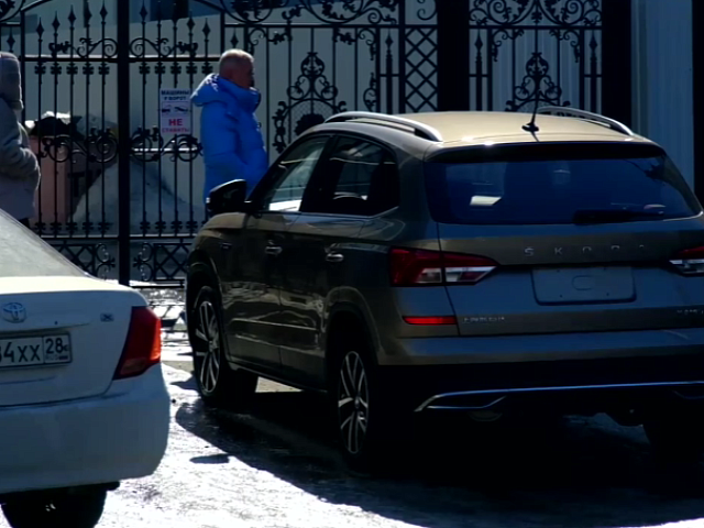 Автомобили без номеров «облюбовали» территорию сразу трёх торговых центров: бороться с ними будут с помощью дорожных знаков и эвакуатора