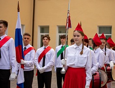 Во всех школах Благовещенска прозвенели последние звонки