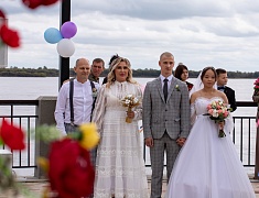 Коллективную свадьбу провели на берегу Зеи в Благовещенске