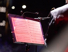 С днём рождения Благовещенск поздравили солист музыкального театра «Геликон-опера» Дмитрий Янковский и оркестр «АмурДжазБэнд»