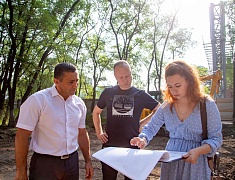 Ход работ в Ломоносовском сквере проинспектировал мэр Благовещенска Олег Имамеев