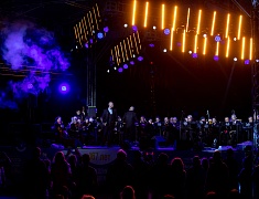 С днём рождения Благовещенск поздравили солист музыкального театра «Геликон-опера» Дмитрий Янковский и оркестр «АмурДжазБэнд»